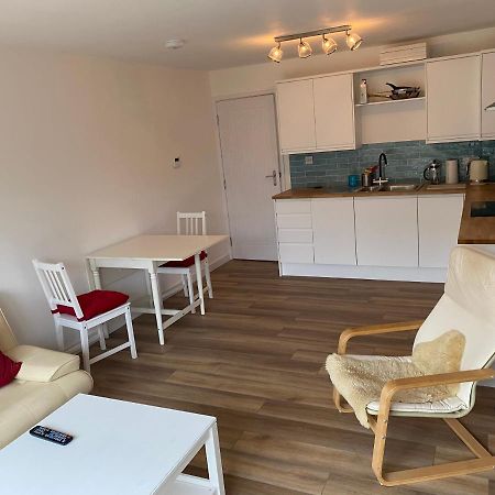 Adorable One-Bedroom Flat With Patio Garden. Southwick  Екстериор снимка
