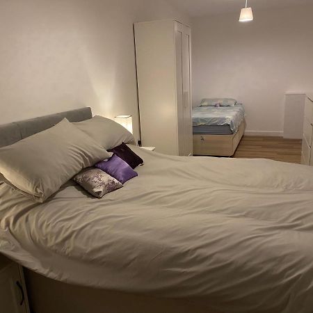 Adorable One-Bedroom Flat With Patio Garden. Southwick  Екстериор снимка