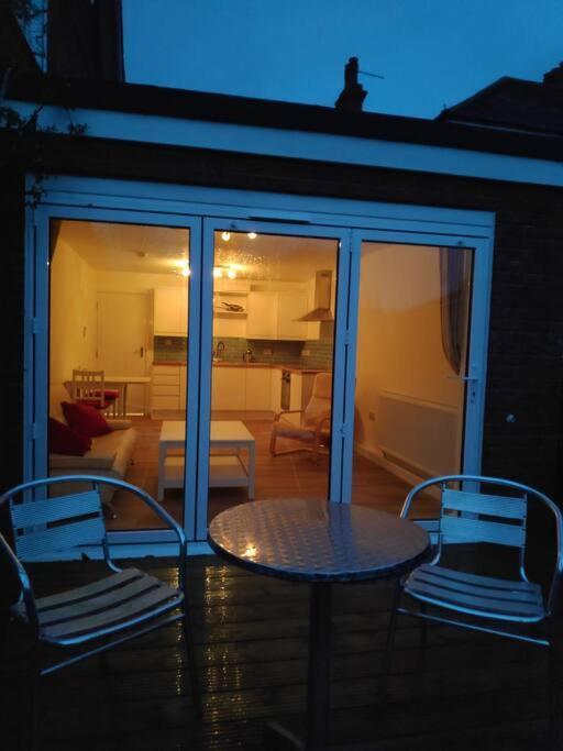 Adorable One-Bedroom Flat With Patio Garden. Southwick  Екстериор снимка