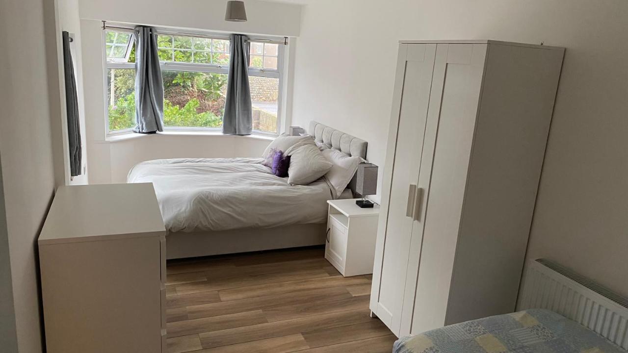 Adorable One-Bedroom Flat With Patio Garden. Southwick  Екстериор снимка