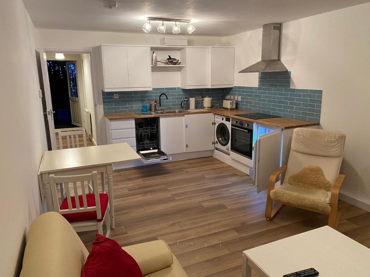 Adorable One-Bedroom Flat With Patio Garden. Southwick  Екстериор снимка
