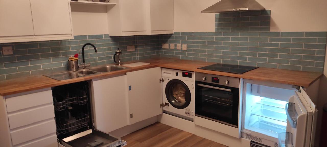 Adorable One-Bedroom Flat With Patio Garden. Southwick  Екстериор снимка
