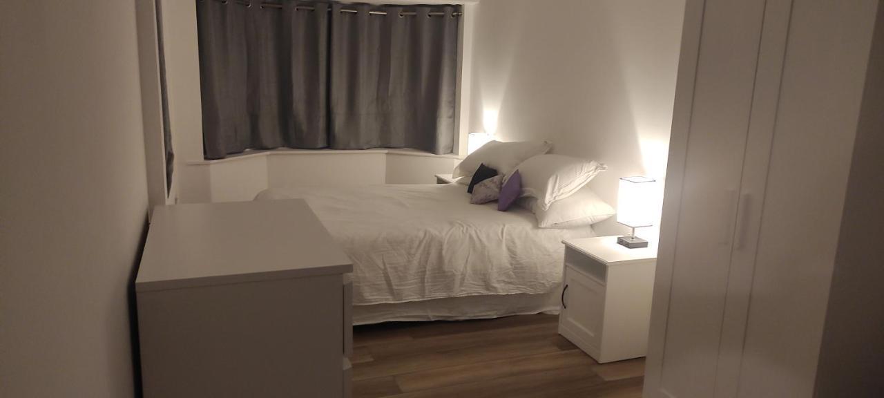 Adorable One-Bedroom Flat With Patio Garden. Southwick  Екстериор снимка