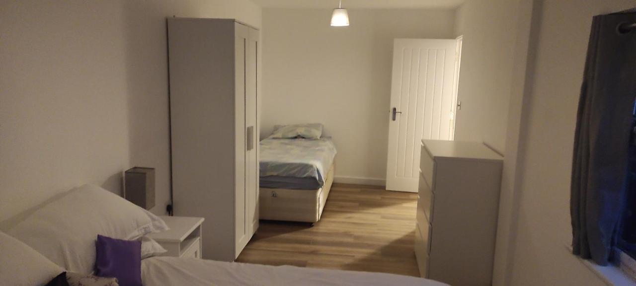Adorable One-Bedroom Flat With Patio Garden. Southwick  Екстериор снимка