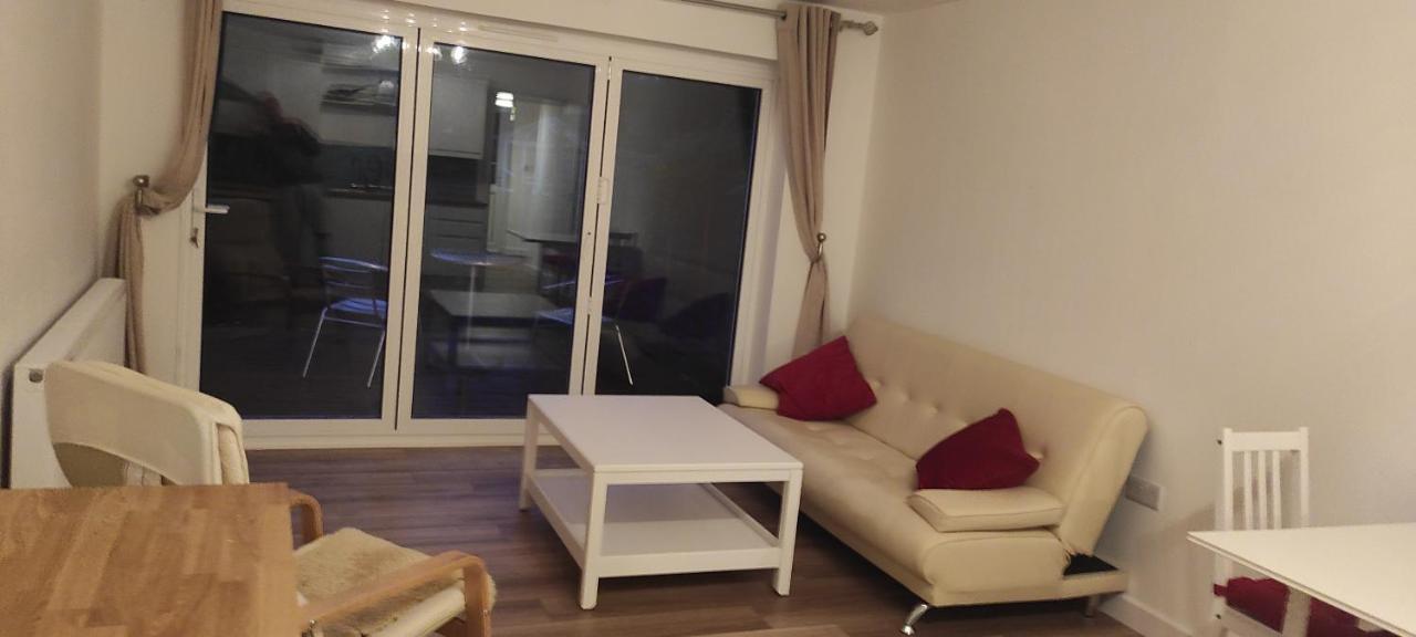Adorable One-Bedroom Flat With Patio Garden. Southwick  Екстериор снимка