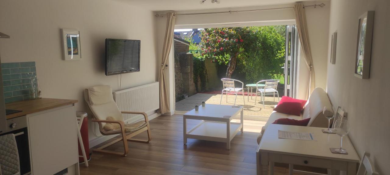 Adorable One-Bedroom Flat With Patio Garden. Southwick  Екстериор снимка