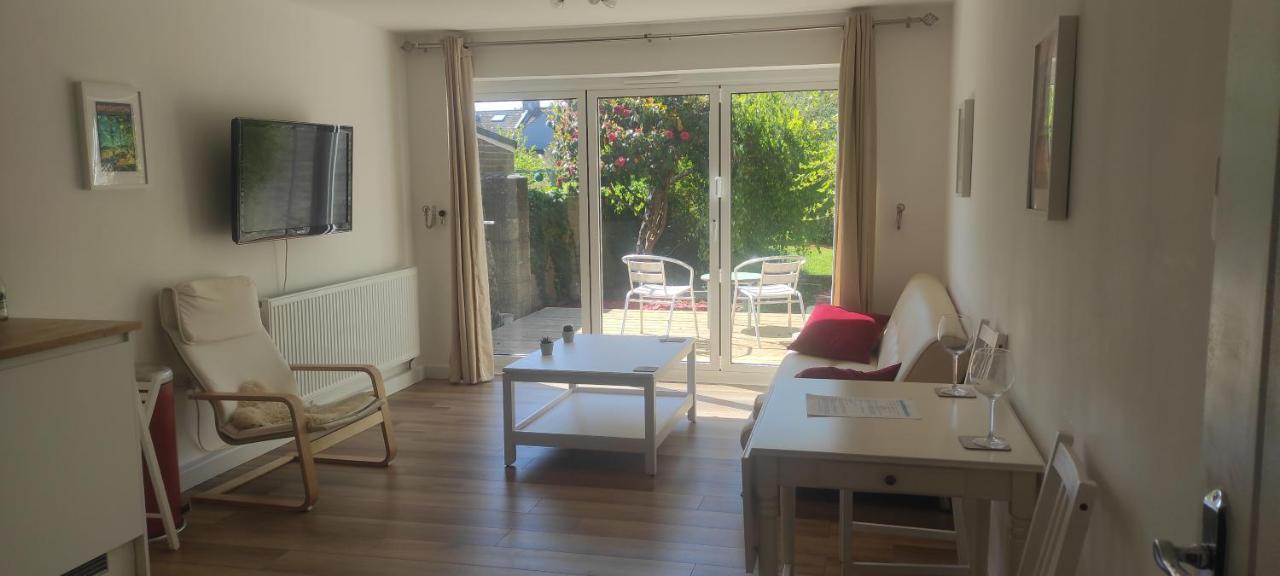 Adorable One-Bedroom Flat With Patio Garden. Southwick  Екстериор снимка